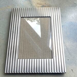 Steel ribbed modern frame. Holds 5x7 photo. No flaws. Back is black velvet
